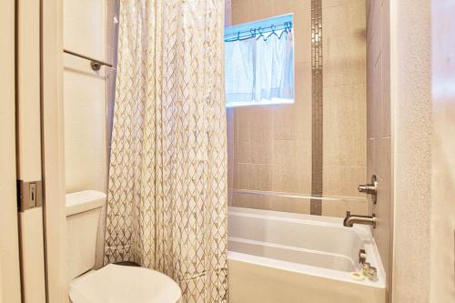 Koupelna v ubytování Beautiful 3 Bedroom Townhouse in Old Town North, Brewery District