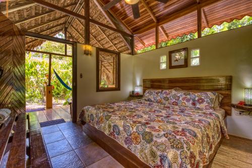 Postel nebo postele na pokoji v ubytování Caribe Town Bungalows