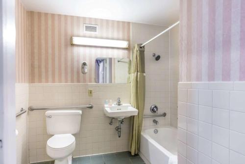 A bathroom at Lotus by Hotel Inn