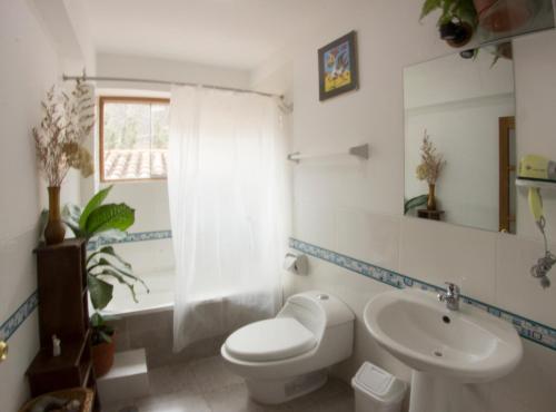y baño con aseo y lavamanos. en Parwa Guest House, en Ollantaytambo