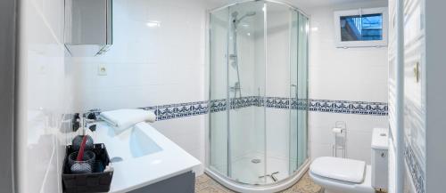 Een badkamer bij LE PATIO / les suites romantiques du grenier à sel