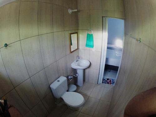 łazienka z toaletą i umywalką w obiekcie pousada jalapão arco iris w mieście Mateiros