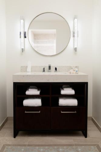 a bathroom with a sink and a mirror at Hotel Atwater in Avalon