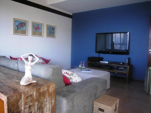 Eine Frau auf einem Tisch im Wohnzimmer in der Unterkunft Maravilhosa Casa em Angra in Angra dos Reis