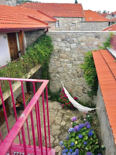 a balcony with a red railing and some flowers at Janelas da Cabreira in Campos