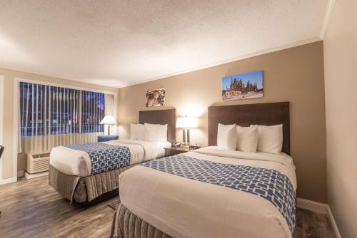 Tempat tidur dalam kamar di SureStay Plus Hotel by Best Western Lehigh Valley