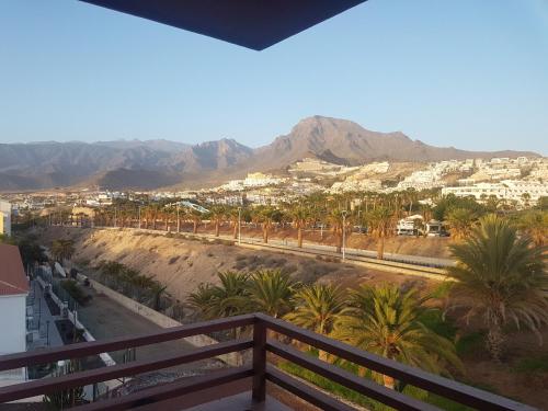 una vista desde un balcón de una ciudad con montañas en Palmeras del Sur Juan, en Playa de las Américas