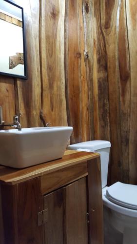 A bathroom at El Gecko Hotel & Tours