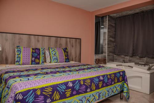 Un pat sau paturi într-o cameră la The 9's Apartahotel