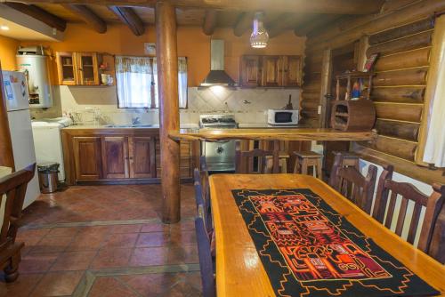 kuchnia z drewnianym blatem i stołem w obiekcie Marejada w mieście Mar Azul