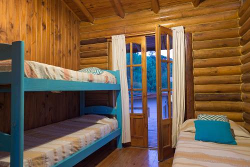 1 dormitorio con 2 literas en una cabaña de madera en Mareada en Balneario Mar Azul