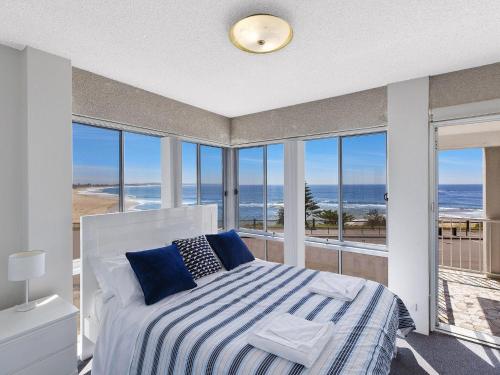 Un dormitorio con una cama con vista al mar. en Dolphin Court 6, en The Entrance