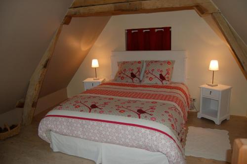 una camera da letto con un letto con due comodini e due lampade di La Grange Dîmière, près de Tours a Saint-Genouph