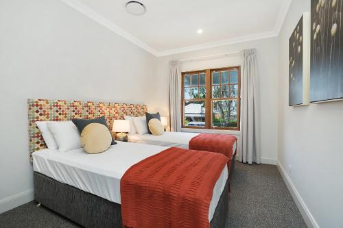 A bed or beds in a room at Accommodation Hunter - Adams Street Maitland