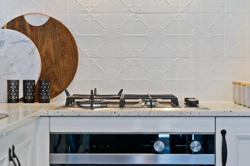 a stove top oven in a kitchen next to a wall at Accommodation Hunter - Adams Street Maitland in Maitland
