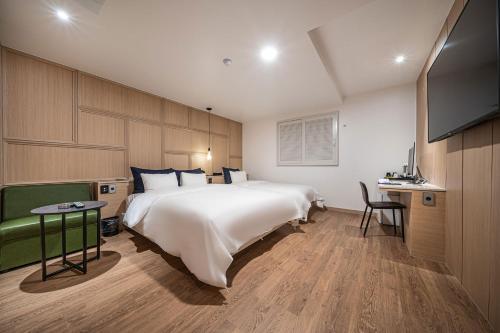 Katil atau katil-katil dalam bilik di Stay Month Hotel