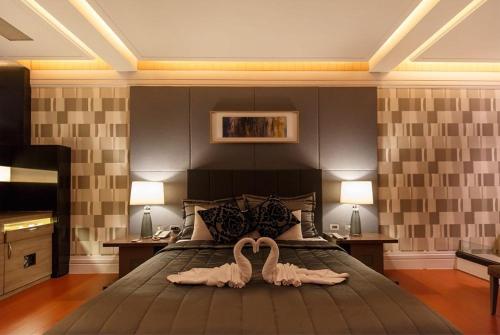Una cama o camas en una habitación de 麗登汽車旅館