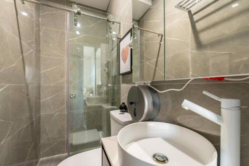 e bagno con doccia, servizi igienici e lavandino. di 1 Private Double Bed with En-suite Bathroom in Sydney CBD near Train UTS DarlingHar&ICC&C hinatown - ROOM ONLY a Sydney