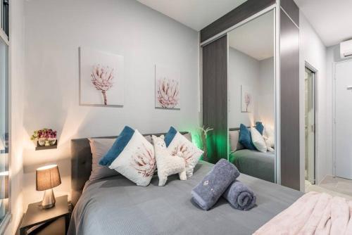 een slaapkamer met een bed met kussens en een spiegel bij 1 Private Double Bed With En-Suite Bathroom In Sydney CBD Near Train UTS DarlingHar&ICC&C hinatown - ROOM ONLY in Sydney