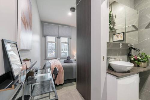 een badkamer met een wastafel en een bed in een kamer bij 1 Private Double Bed With En-Suite Bathroom In Sydney CBD Near Train UTS DarlingHar&ICC&C hinatown - ROOM ONLY in Sydney