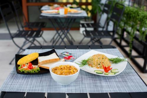ホテルの敷地内または近くでの食事または食べ物