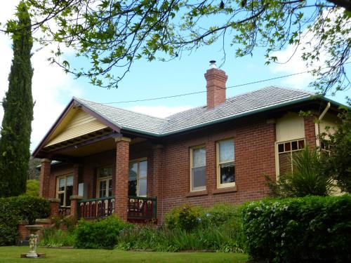 a home with a brick house at Donalea Bed and Breakfast & Riverview Apartment in Castle Forbes Bay