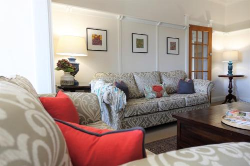 a living room with a couch and a table at Lurline Villas in Katoomba