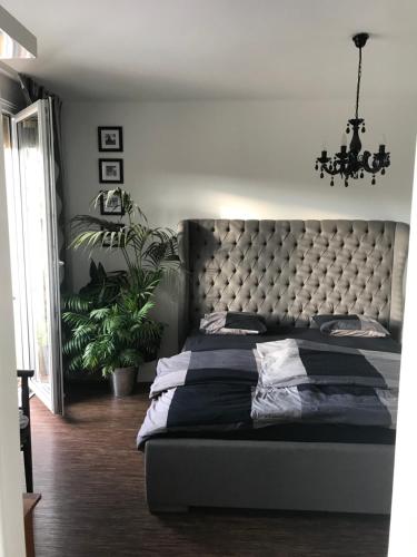 Un dormitorio con una cama grande y una lámpara de araña. en Krumlove en Český Krumlov