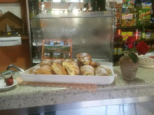 een schaal met gebak op een toonbank in een winkel bij Bed&Breakfast Castagna in Carlopoli