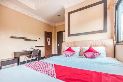 Säng eller sängar i ett rum på SUPER OYO 1640 Fallinda Hotel