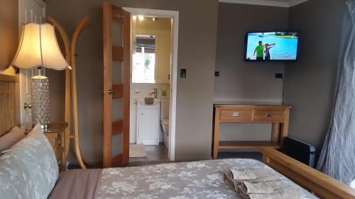 Postel nebo postele na pokoji v ubytování Designer Cottage