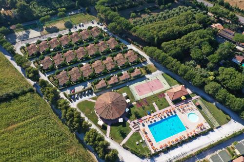 an aerial view of a villa with a swimming pool at Villaggio Mare Verde in Riotorto