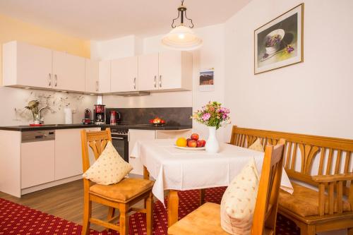 Una cocina o zona de cocina en Gästehaus Büchele