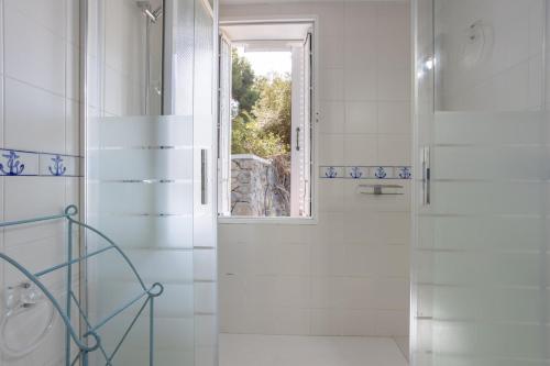 Un baño con ducha y ventana. en CASA SAN CAYETANO, en La Herradura