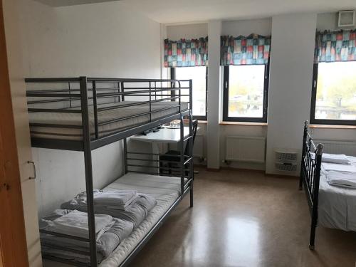 Двухъярусная кровать или двухъярусные кровати в номере Nattvikens Vandrarhem