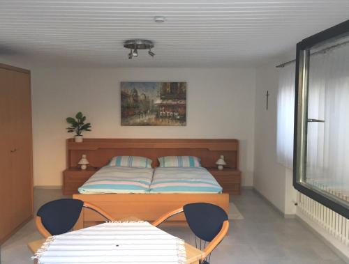 1 dormitorio con 1 cama y 1 mesa en Ferienwohnung Tröppner, en Zeilitzheim