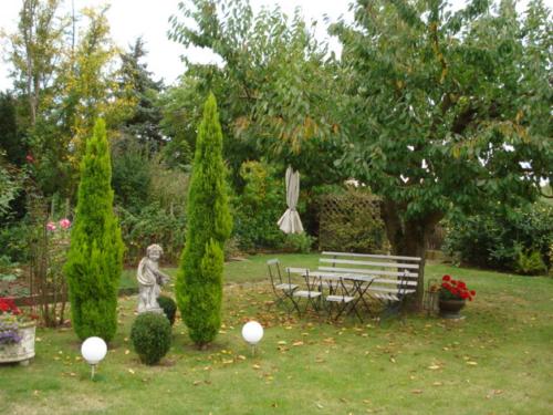 a park with a bench and a table and trees at Ferienwohnung Tröppner in Zeilitzheim