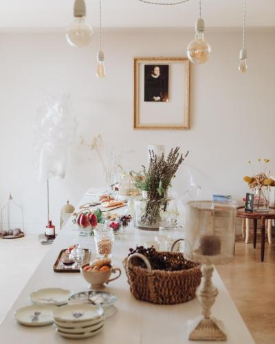 een keuken met een tafel met borden en een fruitmand bij Villa Paradiso Charme&Design Adults only in Arquata Scrivia