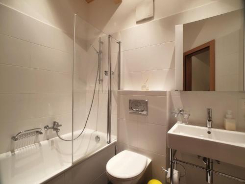 Aramis Penthouse في ساس في: حمام ابيض مع مرحاض ومغسلة
