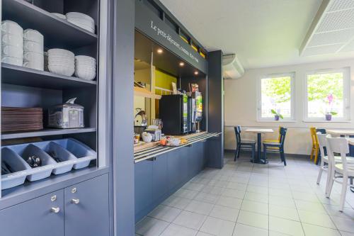 B&B HOTEL Metz Semécourtにあるキッチンまたは簡易キッチン