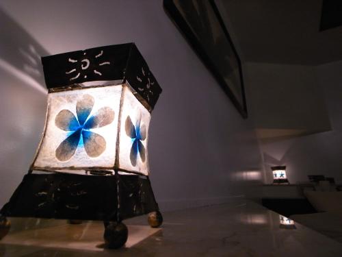 een lamp met een blauwe bloem erop op een tafel bij Comfort Hotel Hu in Koshigaya