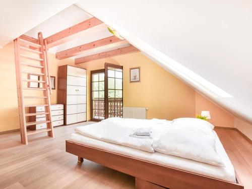 um quarto com uma cama e uma escada em VacationClub – Osiedle Podgórze 1C Apartament 22 em Szklarska Poręba