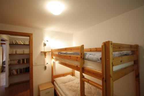 クランにあるApartment Villa Francaのベッドルーム1室(二段ベッド2台、本棚付)