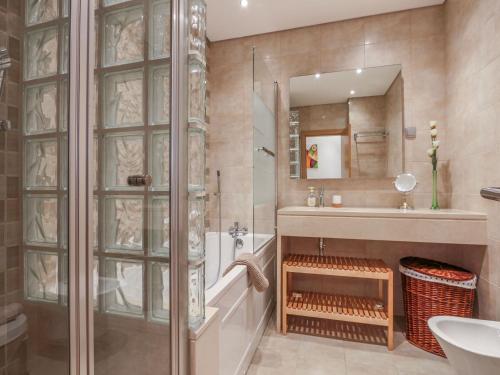 uma casa de banho com um chuveiro, uma banheira e um lavatório. em V3, Villa Jardins Branqueira6 near Beach, Albufeira em Albufeira