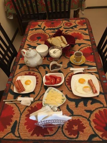 een ontbijttafel met eieren en eten erop bij "S e a s o n S" in Samarkand