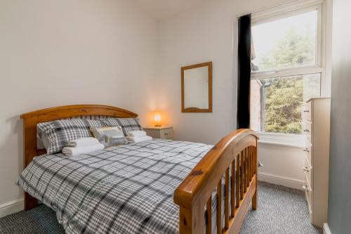 - une chambre avec un lit et une fenêtre dans l'établissement PLATFORM Fishing Quarter Apartment 2, à Hull