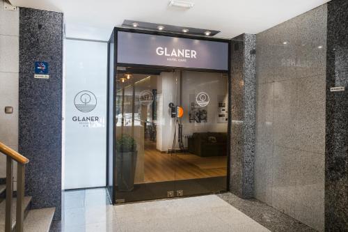 une porte en verre d'un ascenseur dans un immeuble dans l'établissement Glaner Hotel Cafe, à Andorre-la-Vieille