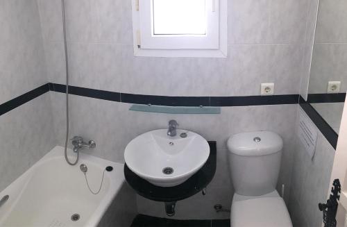 un piccolo bagno con lavandino e servizi igienici di PINOS 20 MENYBER a Nerja