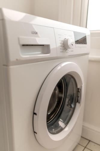 una lavadora y secadora blancas en una habitación en PLATFORM Fishing Quarter Apartment 2 en Hull