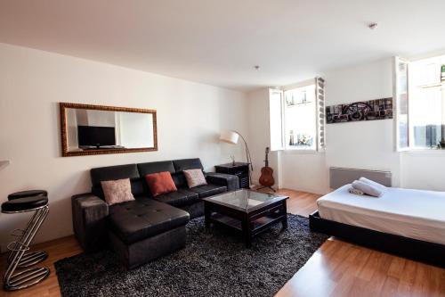 un salon avec un lit et un canapé dans l'établissement Studio, à Marseille